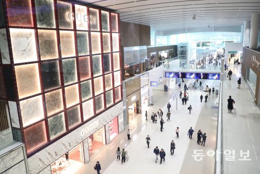 18일 인천국제공항 제2여객터미널이 공식 개장하고 업무에 들어갔다. 제2여객터미널 출국장 면세점 모습.