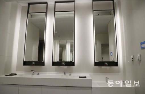 18일 인천국제공항 제2여객터미널이 공식 개장하고 업무에 들어갔다. 제2여객터미널 남자화장실 모습.