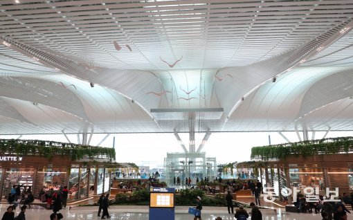 18일 인천국제공항 제2여객터미널이 공식 개장하고 업무에 들어갔다. 제2여객터미널 3층 출국장 모습.