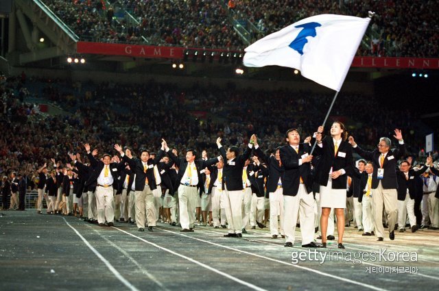 2000 시드니 올림픽 남북공동입장 장면. 당시 여자 기수였던 정은순 위원. 사진=게티이미지코리아