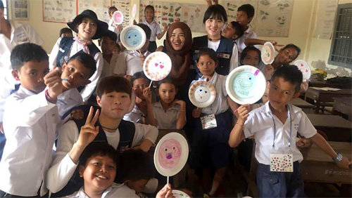 인제대 해외봉사단이 캄보디아 현지 초등학교에서 미술 수업을 하고 있다. 재학생 30명은 지난해 12월 29일부터 이달 12일까지 캄보디아에서 낡은 학교를 수리하고 아이들과 공부하거나 뛰어 놀며 소중한 추억을 선물했다. 인제대 제공