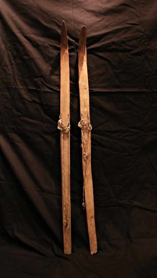 일본스키발상기념관에 전시중인 한반도 고대원형 스키 두 대중 이번에 환국하는 한 대. 5200년 전 스웨덴 것과 똑같이 네 구멍 식이라 스키고고학에서 극히 귀중한 유물로 간주된다. 서브원 제공사진.