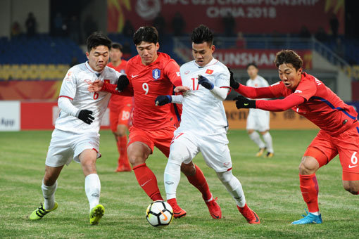 지난 11일 열린 2018 AFC U-23 챔피언십 베트남전에서 경합을 벌이고 있는 한국의 이근호(가운데·9번). 사진제공｜AFC