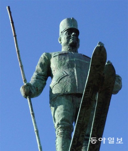 일본에 스키를 전래시킨 레르히 소령의 동상. 다카다의 가나야산에 있다. 조에쓰시에서 summer@donga.com