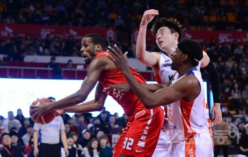 21일 서울 잠실실내체육관에서 열린 ‘2017-2018 정관장 프로농구’ 인천전자랜드와 서울SK 경기에서 SK 헤인즈가 전자랜드 브라운에 앞서 리바운드 볼을 잡고 있다. 잠실학생체 | 김종원 기자 won@donga.com