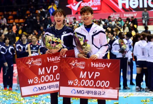 이다영(왼쪽)과 정민수가 21일 의정부체육관에서 열린 ‘도드람 2017∼2018 V리그 올스타전’에서 남녀부 최우수선수(MVP)를
 차지한 뒤 환하게 웃고 있다. 이다영은 특유의 ‘끼’를 마음껏 발산하며 올스타전에 여러 화려한 볼거리를 제공했다.  의정부 ｜ 
김민성 기자 marineboy@donga.com