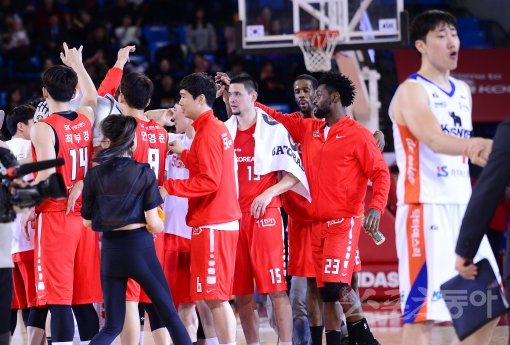 21일 서울 잠실실내체육관에서 열린 ‘2017-2018 정관장 프로농구’ 인천전자랜드와 서울SK 경기에서 88-84 승리를 확정지은 후 SK 선수들이 하이파이브 하고 있다. 잠실학생체 | 김종원 기자 won@donga.com