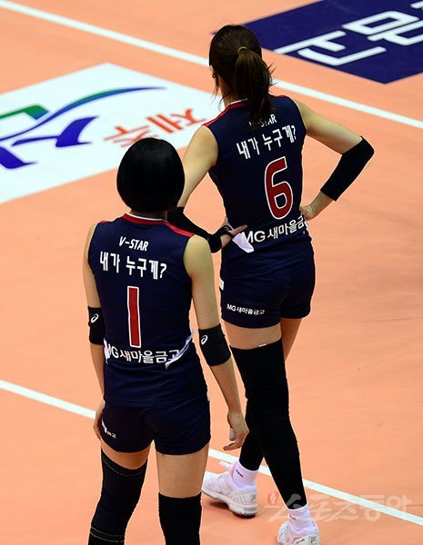 21일 경기도 의정부체육관에서 ‘2017-2018 도드람 V리그 올스타전‘ K-스타와 V-스타의 경기가 열렸다. V-스타 이다영과 이재영이 ‘내가 누구게?‘ 별명이 적힌 유니폼을 입고 경기에 나서고 있다. 의정부 | 김민성 기자 marineboy@donga.com