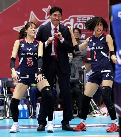 21일 경기도 의정부체육관에서 ‘2017-2018 도드람 V리그 올스타전‘ K-스타와 V-스타의 경기가 열렸다. V-스타 이다영과 이재영이 신진식 감독과 댄스 세리머니를 펼치고 있다. 의정부 | 김민성 기자 marineboy@donga.com