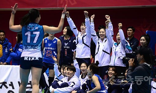 21일 경기도 의정부체육관에서 ‘2017-2018 도드람 V리그 올스타전‘ K-스타와 V-스타의 경기가 열렸다. 서브퀸 컨테스트 예선전에서 김진희가 90km를 기록하자 동료들이 환호하고 있다. 의정부 | 김민성 기자 marineboy@donga.com