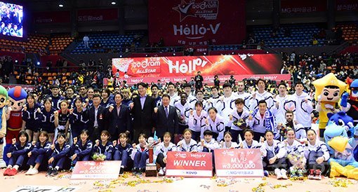 21일 경기도 의정부체육관에서 ‘2017-2018 도드람 V리그 올스타전‘ K-스타와 V-스타의 경기가 열렸다. 경기종료 후 양 팀 선수들이 기념촬영을 하고 있다. 의정부 | 김민성 기자 marineboy@donga.com