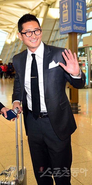 LG ‘주장’ 박용택이 일찌감치 리더 역할을 시작했다. 21일 ‘개인 자격’으로 출국한 22명의 LG 해외전지훈련 선발대에서 선수단 전체 인솔을 맡았다. 스포츠동아DB