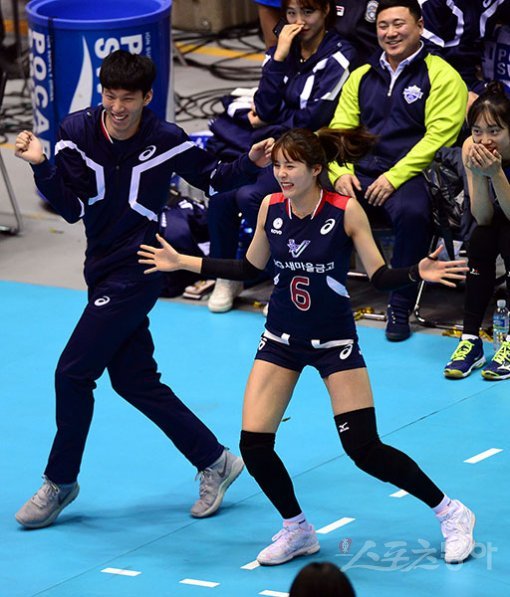 21일 경기도 의정부체육관에서 ‘2017-2018 도드람 V리그 올스타전‘ K-스타와 V-스타의 경기가 열렸다. V-스타 황택의와 이다영이 ‘뉴페이스‘ 댄스를 선보이고 있다. 의정부 | 김민성 기자 marineboy@donga.com