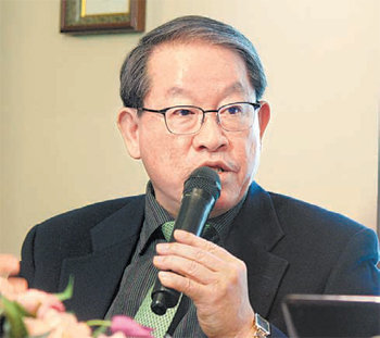 강호갑 한국중견기업연합회 회장이 19일 서울 영등포구의 한 식당에서 기자간담회를 열어 “중견기업이 정부의 소통 대상에서 배제됐다”며 아쉬움을 토로하고 있다. 한국중견기업연합회 제공