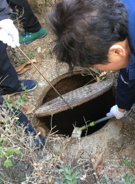 18일 서울 용산구보건소 직원들이 모기 유충이 있는지 확인하기 위해 정화조를 열어 오수를 확인하고 있다. 여름철 모기 확산을 막기 위해 이렇게 겨울에 미리 예방 활동을 한다. 용산구 제공