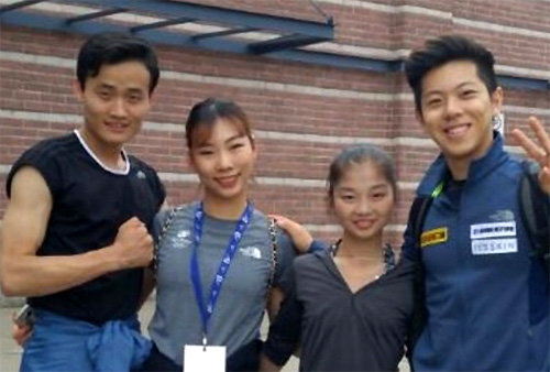 지난해 여름 훈련지인 캐나다에서 만난 북한 페어 김주식(왼쪽)-렴대옥(왼쪽에서 세 번째)과 한국 페어 김규은(왼쪽에서 두 번째)-감강찬. 김규은 제공