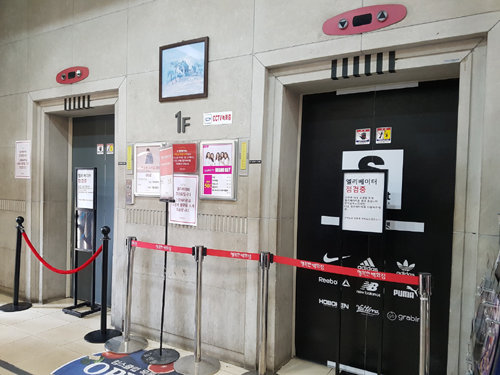 20일 오후 1시 53분 ﻿추락 사고가 발생한 서울 양천구 목동 행복한백화점의 사고 엘리베이터(왼쪽 것)가 21일 통제돼있다. 정다은 기자 dec@donga.com
