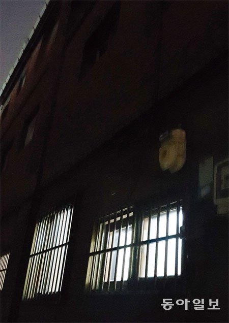 22일 서울 중구의 한 여인숙 건물 1층 객실 창문에 쇠창살이 설치돼 있다. 절도범의 침입을 막으려는 목적이지만 비상시 탈출을 막아 피해를 키울 수 있다. 정다은 기자 dec@donga.com