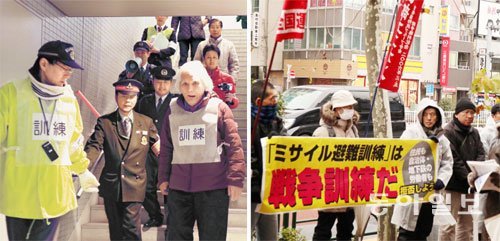 한쪽선 대피, 한쪽선 시위 22일 일본 도쿄에서 실시된 미사일 대피훈련에 참가한 주민들이 역무원의 
유도에 따라 지하철역 안으로 대피하고 있다(왼쪽 사진). 도쿄에서 북한 미사일 대피훈련이 실시된 것은 처음이다. 대피훈련을 
반대하는 시민들은 ‘미사일 피난훈련은 전쟁훈련’ ‘아베 총리 타도’ 등의 플래카드를 들고 시위를 벌였다. 도쿄=서영아 특파원 
sya@donga.com
