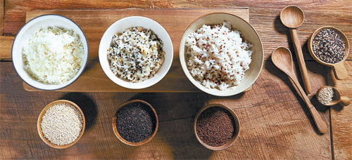 슈퍼곡물 ‘퀴노아’는 쌀보다 작은 좁쌀 크기의 원형으로 흰색, 붉은색, 검은색 등으로 구분된다. 퀴노아는 16∼20％의 고단백질 식품으로 쌀, 보리, 밀 등 다른 곡류와는 달리 나트륨이 거의 없고 글루텐이 없어 알레르기 반응을 유발하지 않는다는 것이 가장 큰 장점이다. 종근당건강 제공