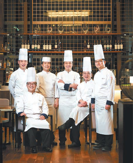 르 메르디앙 서울 주방을 총괄하는 오명선 셰프, 셰프 팔레트 담당 이동현 셰프 등 ‘셰프 팔레트’ 요리를 만드는 셰프들.