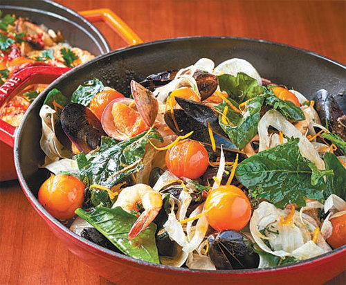 프랑스 남부 항구도시 마르세유의 대표 음식 부야베스는 각종 해산물과 채소가 먹음직스러운 국물 요리다.