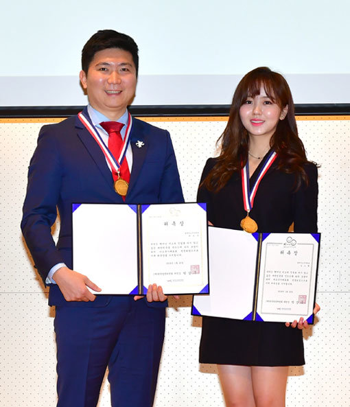 명예미소국가대표로 위촉된 유승민 위원(왼쪽)과 배우 김소현.