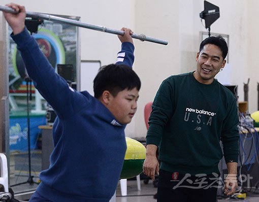 이배영 감독은 대한민국 국민이라면 누구나 기억하는 환한 미소로 꿈나무들을 지도했고 어린이들과 스스럼없이 스킨십을 나눴다. 원주｜김진환 기자 kwangshin00@donga.com