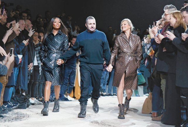 파리에서 열린 2018 가을겨울 컬렉션의 피날레에서 킴 존스 디렉터(가운데)가 스페셜 게스트로 참가한 모델 나오미 캠벨(왼쪽), 케이트 모스와 함께 런웨이를 걷고 있다. 루이비통 제공
