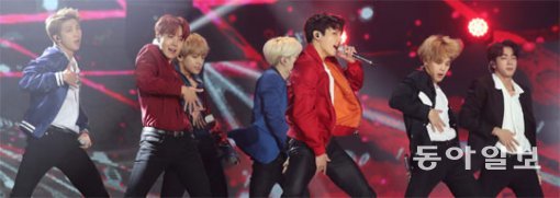지난해 한국 가수 최초로 ‘2017 아메리칸 뮤직 어워즈(AMA)’의 레드카펫을 밟은 아이돌 가수 방탄소년단. 동아일보DB