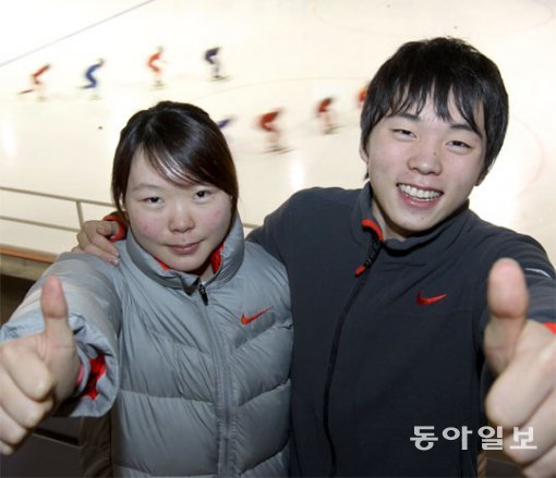 노선영(왼쪽)은 소치 올림픽 이후 은퇴하려 했지만 2016년 동생 노진규가 세상을 떠난 뒤 평창에 함께 가기로 했던 약속을 떠올리며 다시 스케이트를 신었다. 2011년 함께 포즈를 취했던 남매. 동아일보DB