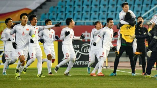 꿈이냐 생시냐 박항서 감독이 이끄는 베트남 23세 이하 축구 국가대표팀이 중국 쿤산에서 열린 카타르와의 준결승전에서 승부차기 끝에 4-3으로 승리해 결승에 진출한 뒤 환호하고 있다. 사진 출처 AFC 홈페이지