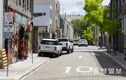정부의 교통안전 종합대책으로 주택가 등 보행자가 많이 다니는 지역에 차량 제한속도를 시속 10, 20㎞로 지정한 ‘보행자 우선도로’가 도입된다. 사진은 호주 시드니에 있는 시속 10㎞ 지정 도로. 왼쪽 표지판에 “Give way to pedestrians(보행자에게 도로를 내주어라)”라고 쓰인 문구가 눈에 띈다. 이러한 보행자 우선도로는 호주 전역에서 쉽게 볼 수 있다. 시드니=서형석 기자 skytree08@donga.com