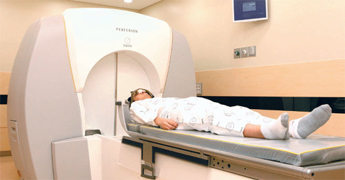 고대 구로병원 뇌혈관집중 치료팀은 고해상도 뇌혈관벽 MRI, 첨단 인터벤션실,감마나이프 등의 최첨단 진단 및 치료 시스템을 일찍부터 도입해 임상에 적용하고 있다. 고대 구로병원 제공