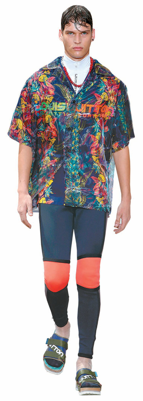 2018 봄여름 남성 컬렉션의 하와이안 프린트 셔츠는 겉에 오간자 소재 셔츠로 레이어드 돼 있다.안쪽엔 대나무, 바깥쪽엔 백합 프린트가 새겨져 있다.