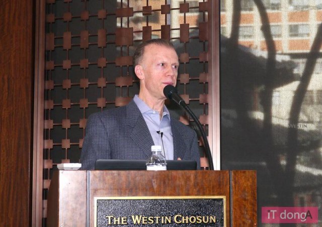 퀄컴 모뎀 담당자인 피터 칼슨(Peter Carson) 시니어 디렉터 (출처=IT동아)