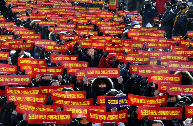 금속노조 신년투쟁 선포식 금속노조 조합원들이 24일 오후 서울 광화문 세종로소공원 앞에서 열린 '2018 금속노조 신년투쟁 선포식'에서 손피켓을 들고 구호를 외치고 있다. 최혁중 기자 sajinman@donga.com