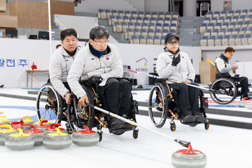 휠체어컬링 국가대표팀 스킵 서순석(가운데) 선수와 리드 방민자(오른쪽) 선수의 훈련 모습. 사진제공｜재규어랜드로버코리아