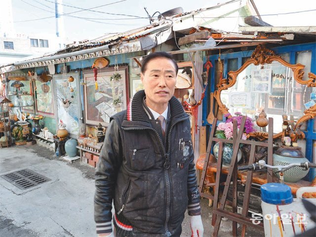 13년 째 통영칠기사를 운영 중인 박영진 씨(61)가 매축지마을을 소개하고 있다. 박 씨는 “많은 시민들이 오래된 우리 동네의 문화재를 기억해 줬으면 좋겠다”고 말했다. 박경모 기자 momo@donga.com
