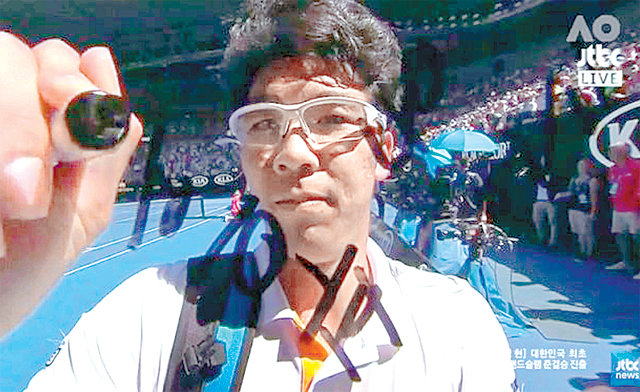 16강전 승리 직후 TV 카메라에 ‘캡틴 보고 있나’라는 사인을 한 정현은 8강전에서 이긴 뒤 자신감을 드러내는 ‘충 온 파이어(Chung on fire)’를 썼다. JTBC 화면 캡처