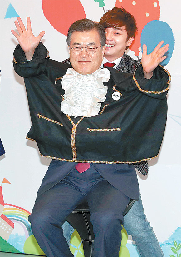24일 서울 도봉구의 한 어린이집을 찾은 문재인 대통령이 마술사 최현우 씨(뒤)와 함께 어린이들에게 마술을 선보이고 있다. 청와대사진기자단