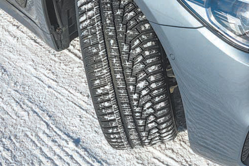 겨울타이어는 눈을 움켜 쥐어야 하기 때문에 타이어 패턴이 넓고 깊어 눈이 많이 묻는다.