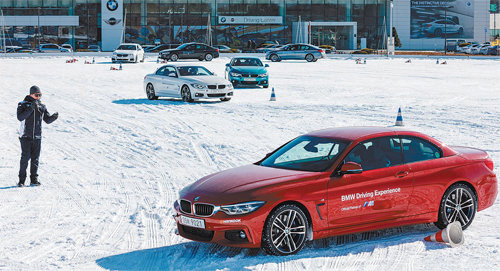 12일 ‘BMW 스노우 베이직 프로그램’에 참가한 교육생이 눈길에서 겨울타이어를 장착한 BMW차량을 몰며 겨울철 안전 주행 교육을 받고 있다. BMW그룹코리아 제공