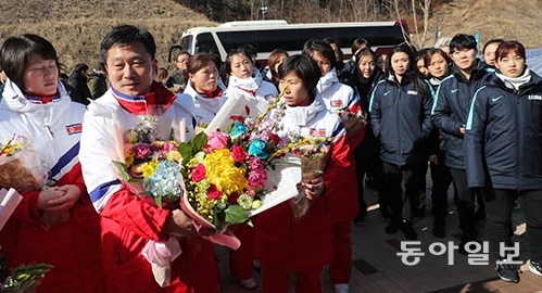 사진=북한 여자 아이스하키 선수단이 25일 오후 충청북도 진천군 국가대표선수촌 빙상훈련장에 도착해 환영식을 하고 있다. 2018.01.25 〈사진공동취재단〉