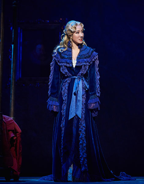 스테파니 황태자비 역을 맡은 배우 전수미가 2막에서 황태자를 향한 증오를 터뜨리며 솔로곡 ‘넌 내꺼야’를 부르고 있다. 사진제공｜EMK뮤지컬컴퍼니