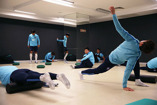 터키 안탈리아에서 2주 간 동계훈련을 진행 중인 축구대표팀은 러시아월드컵 승선경쟁에 돌입한 태극전사들의 부상관리에도 심혈을 기울이고 있다. 숙소 타이타닉 디럭스 골프벨렉에서 스트레칭을 하는 선수들의 표정이 진지하다. 사진제공 ｜ 대한축구협회