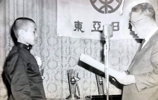 1968년 제5회 동아연극상 시상식에서 특별상을 받은 배우 송승환(왼쪽). 극단 광장의 연극 ‘학마을 사람들’에서 아역으로 출연해 동아연극상 특별상을 받은 그는 현재까지도 최연소 수상자 기록을 갖고 있다. 송승환 씨 제공