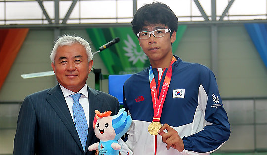 주원홍 전 대한테니스협회 회장(왼쪽)이 2015 광주 유니버시아드에서 금메달을 획득한 정현과 포즈를 취했다. 테니스코리아 제공