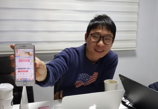 게임 화면에 대해 설명하는 정일태PM / 게임동아