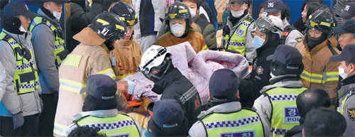 구조된 환자 긴급 이송 불이 난 경남 밀양시 세종병원 옆 세종요양병원에 입원했다가 가까스로 구조돼 
장례식장에 대피 중이던 한 노인 환자가 119대원에 의해 다른 병원으로 이송되고 있다. 세종요양병원에는 치매 등을 앓는 노인 환자
 94명이 입원해 있었다. 경남도민일보 제공